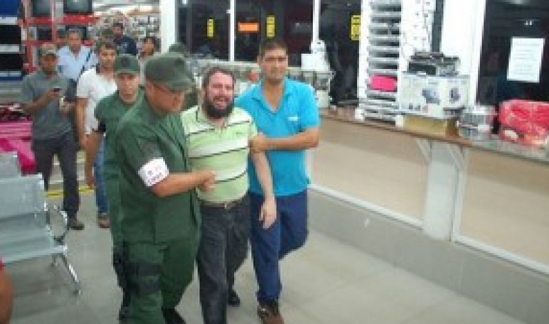 Venezuela: Un empresario llora tras intervención militar a su negocio