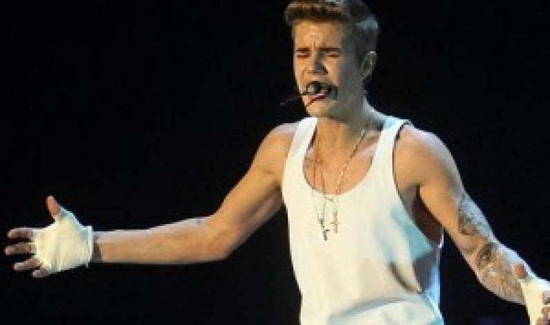 El cantante canadiense Justin Bieber pidió disculpas hoy a través de su cuenta de Twitter por haber usado una bandera argentina como escoba durante el concierto que ofreció el sábado en el estadio de River Plate de Buenos Aires.
