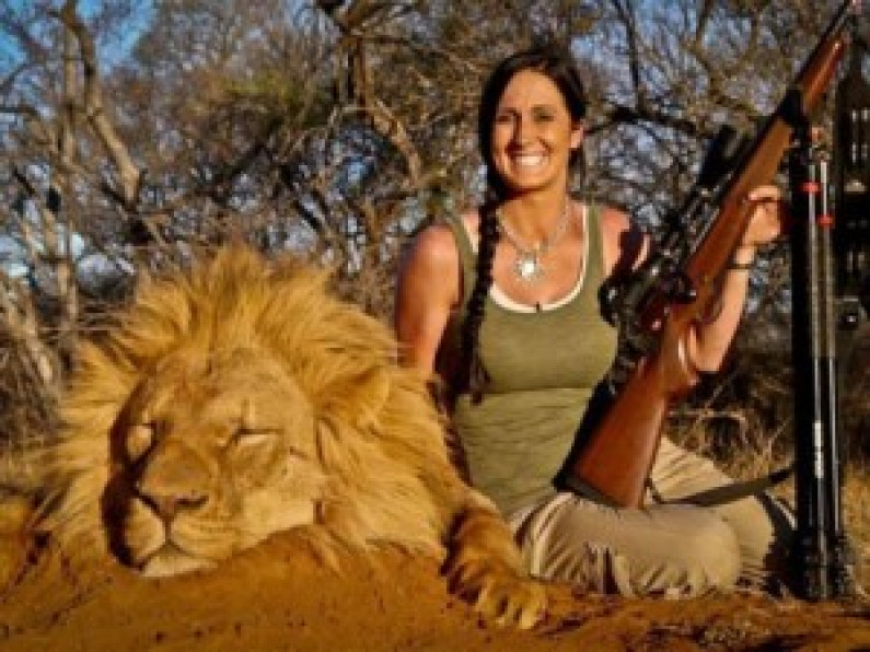 Repudio mundial por esta foto de la “cazadora indomable”