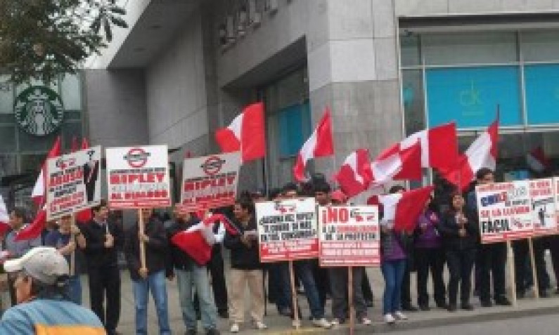 Trabajadores de tiendas Ripley inician huelga por sueldos bajos