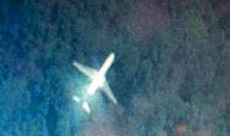 ¿Este es el avión malasio? Foto satelital causa revuelo