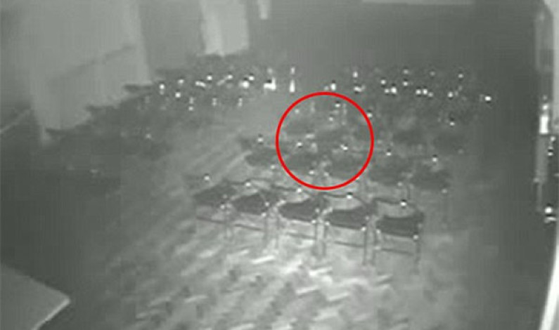 VIDEO: ¿Un teatro con actividad paranormal? Espeluznantes imágenes de una silla que se mueve sola