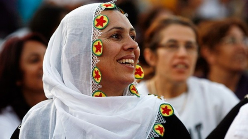 Viceprimer ministro turco: “Las mujeres no deberían reírse en público”