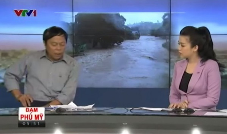 VIDEO: Ministro de Salud de Vietnam tuvo insólita reacción cuando sonó su celular en TV