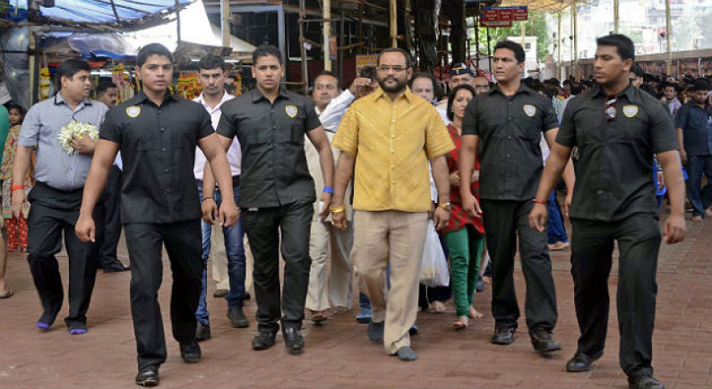India :  Empresario  viste camisa de oro puro