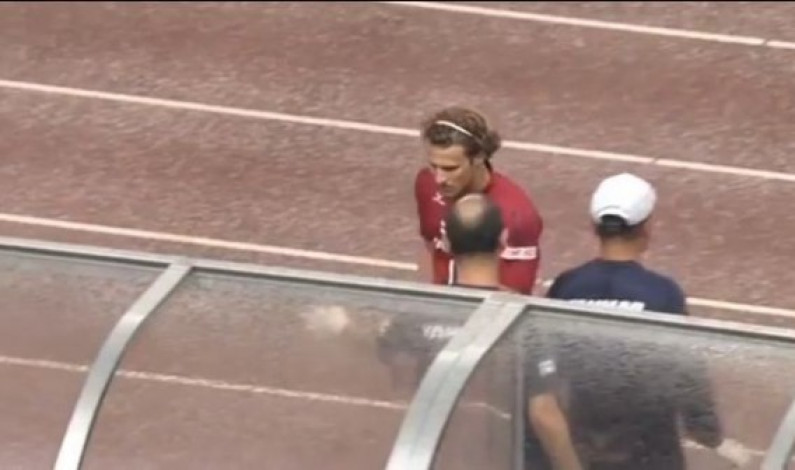 VIDEO: Diego Forlán se enfureció por ser cambiado en la liga japonesa