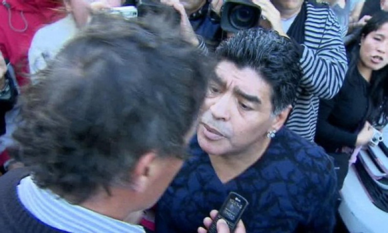 VIDEO: Diego Maradona ataca a un periodista y crea polémica