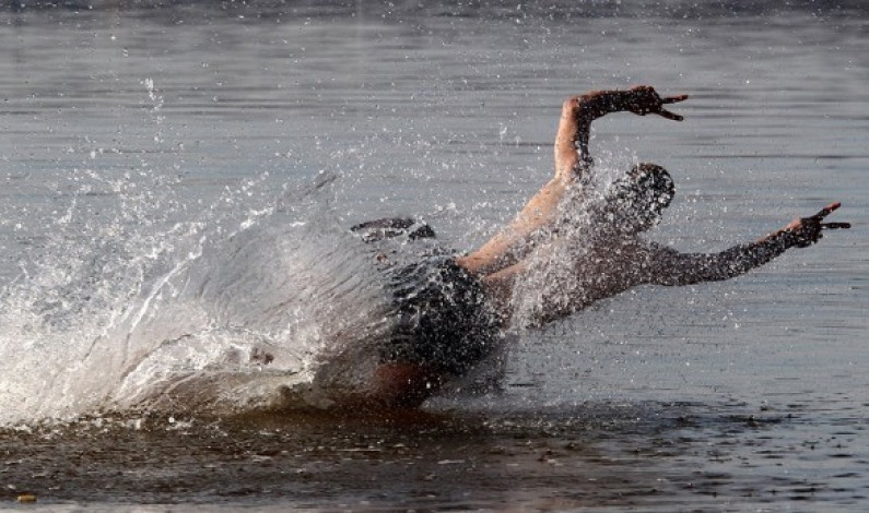 Un adolescente alemán intentó secar un lago para recuperar su teléfono perdido