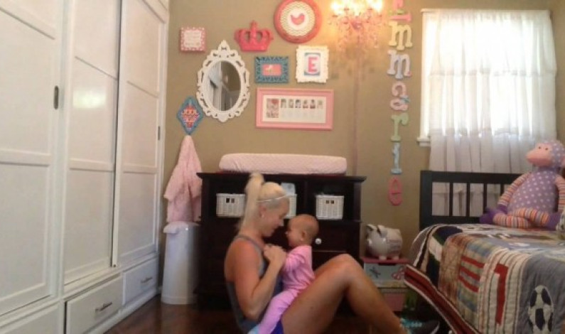 VÍDEO: Mira cómo este tierno bebé ayuda a su madre a ejercitarse
