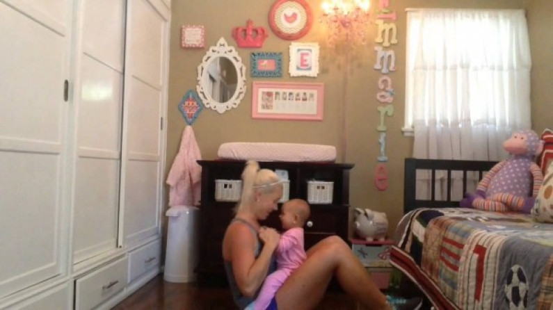 VÍDEO: Mira cómo este tierno bebé ayuda a su madre a ejercitarse
