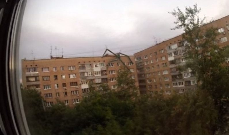 VIDEO: Un gigantesco ‘monstruo arácnido’ trepa por las casas de una ciudad rusa