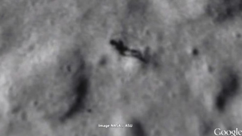VIDEO: Descubren silueta alienígena caminando sobre la Luna