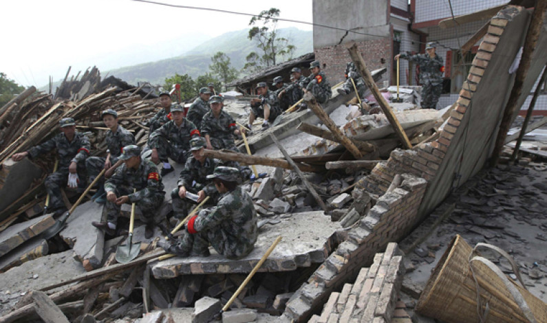 Suman 398 muertos y 1.800 heridos tras terremoto en China