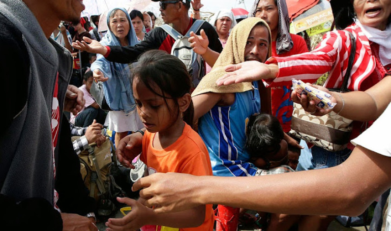 Cunden desesperación y saqueos en Filipinas; la ayuda tarda en llegar