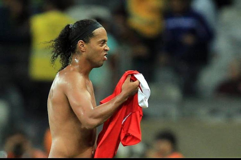 Ronaldinho se limpió los mocos con una camiseta de Chile