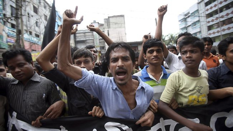 Miles en Bangladesh exigen seguridad laboral; van 402 muertos por tragedia