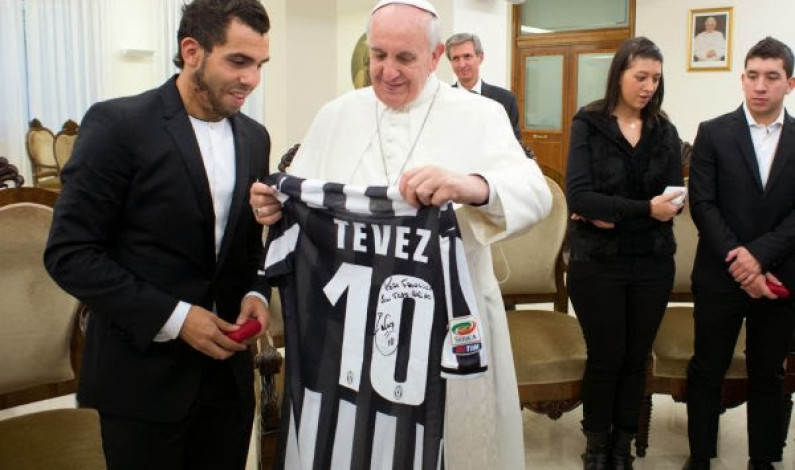 Carlos Tévez le regaló una camiseta firmada al papa Francisco