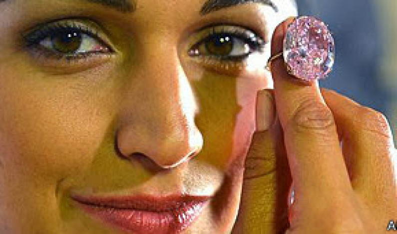 Diamante rosado rompe récord de precio en subasta
