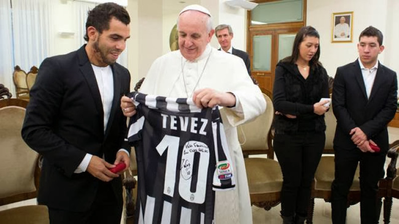 El Papa recibe regalo de Tévez