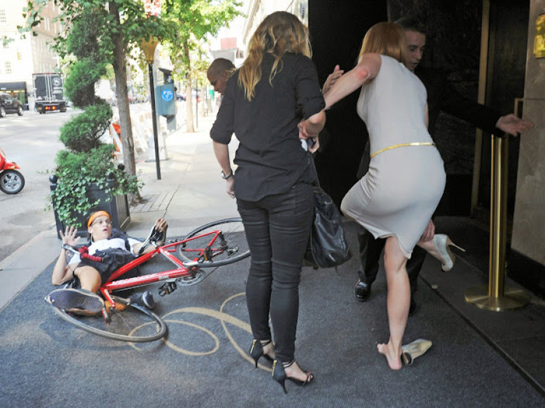 Nicole Kidman terminó en el piso luego de ser arrollada por un fotógrafo