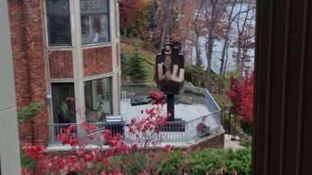 Compró casa al lado de su ex y puso estatua de dedo medio