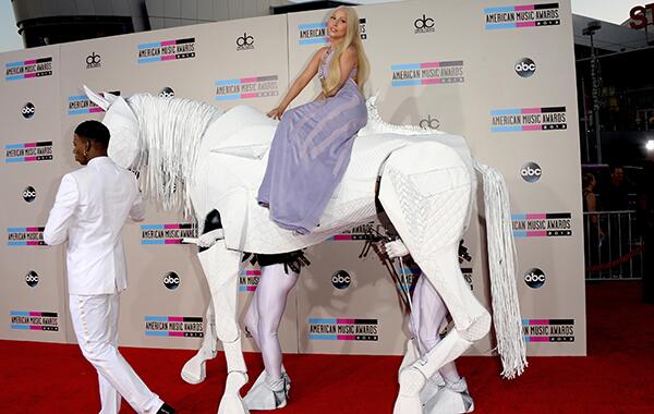 Lady Gaga llega en ´caballo´ a los AMA 2013