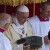 El papa Francisco muestra los huesos del apóstol San Pedro en una misa