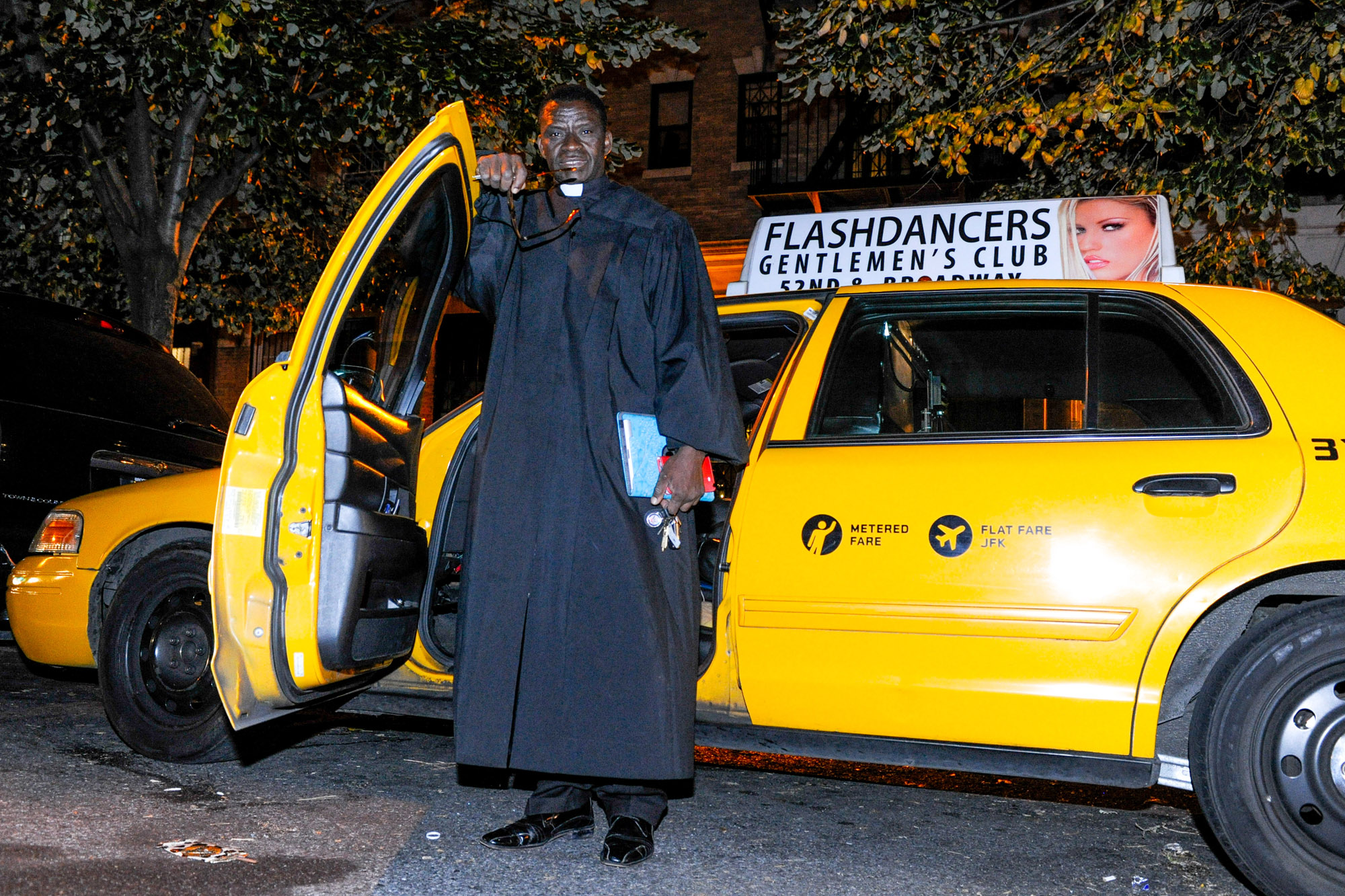 Sacerdote taxista ofrece a sus pasajeros que se confiesen en el viaje