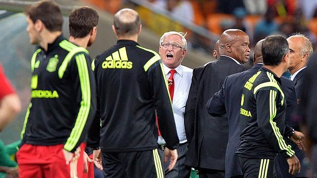 La FIFA podría expulsar al árbitro del Sudáfrica-España