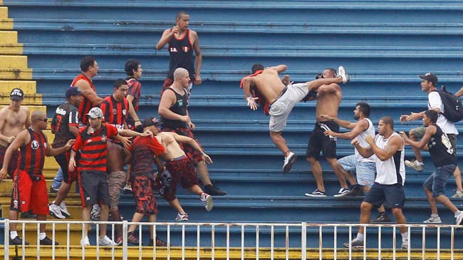 Condena FIFA incidentes violentos en estadio brasileño