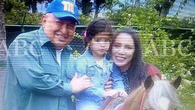 Hugo Chávez habría tenido hija con azafata de su avión presidencial