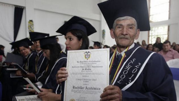 Colombia: Anciano de 75 años se graduó del colegio