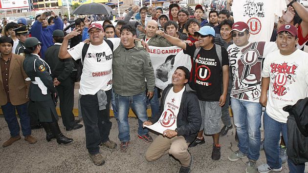 Más de 20 vehículos arriban a Huancayo trasladando a barristas