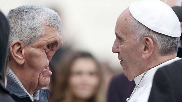 Conoce al hombre sin rostro que saludó al Papa Francisco