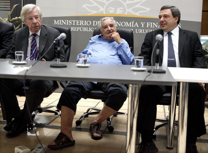 José Mujica fue en sandalias y con pantalones remangados a la juramentación de su ministro