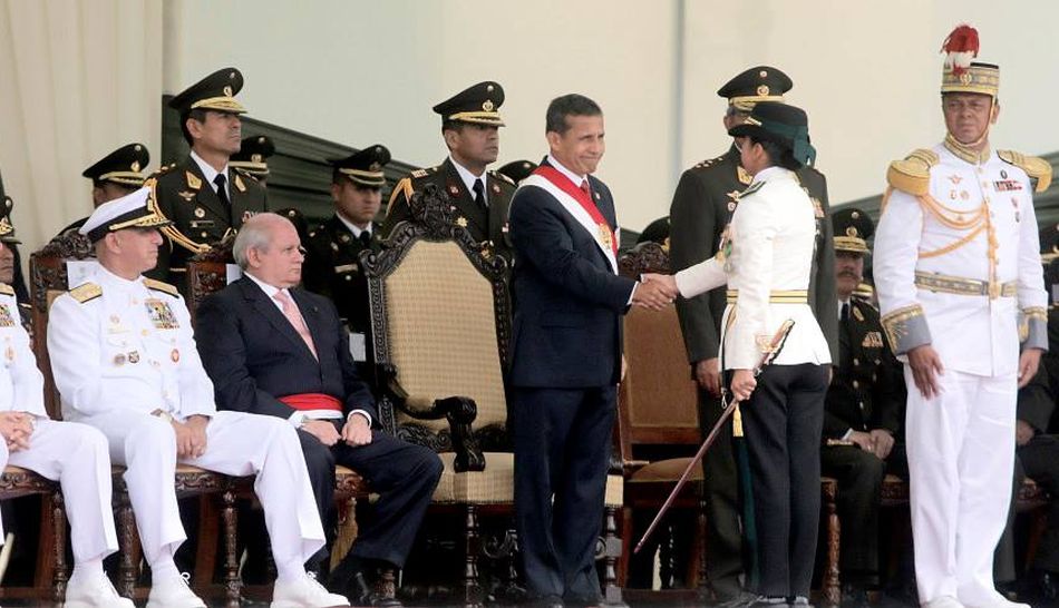 Por primera vez en la historia una mujer es la «Espada de Honor» del Ejercito del Perú