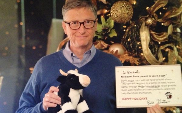 Bill Gates regaló un peluche y un libro a chica que quería un iPad