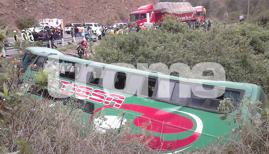 Áncash: al menos 10 muertos y 40 heridos deja vuelco de bus en distrito de Cajacay