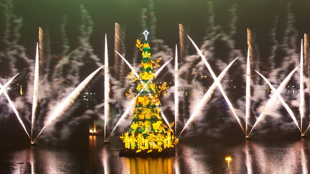 Río de Janeiro vuelve a encender el mayor árbol de Navidad flotante del mundo