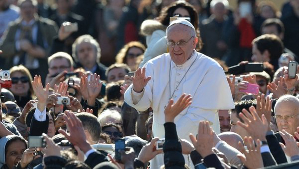 Papa Francisco regalará billetes de metro y tarjetas telefónicas a los pobres de Roma