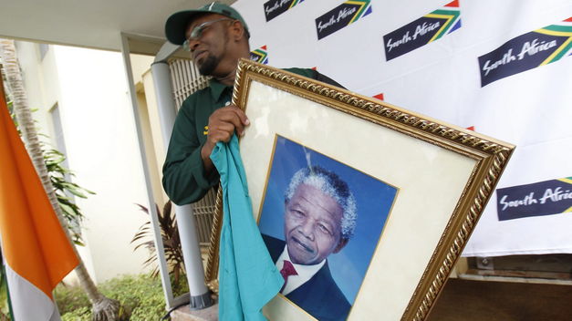 Desde camisetas hasta huevos de avestruz, sudafricanos agotan recuerdos de Mandela