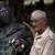 Anciano custodia estatua de John Lennon en Cuba