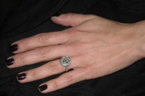 Hombre vende un anillo de 23.000 dólares por 10