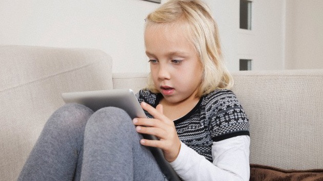 El uso de tabletas daña la salud de los niños