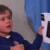 Video: El niño que rechazó una tablet porque no era un iPad de Apple