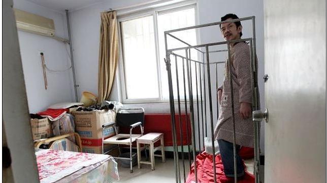 China: Mujer mantiene enjaulado a su hijo hace 40 años y ya no sabe qué pasará