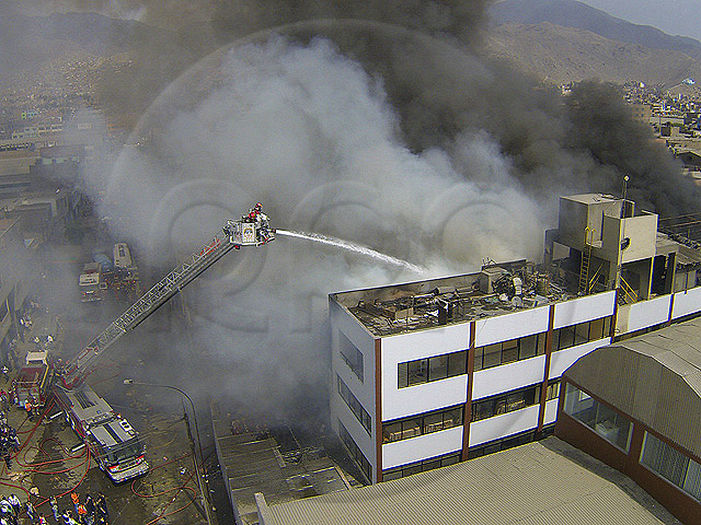 Fuerte incendio consume fábrica de zapatos en Independencia