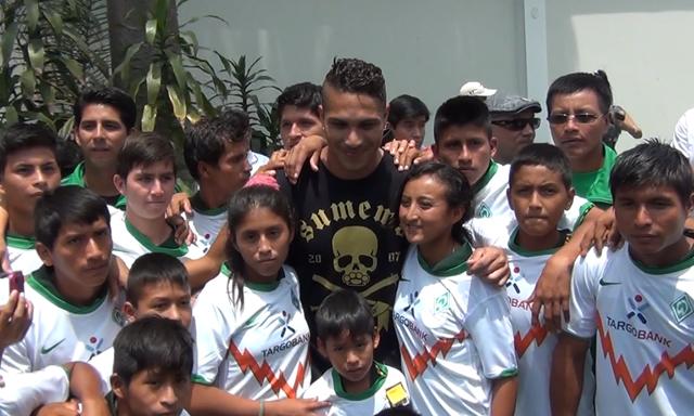 Paolo Guerrero alentó a niños de la Selva a esforzarse para llegar al Mundial