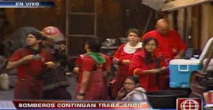 BOMBEROS RECIBEN ALIMENTOS