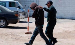 Hombre acuchilla a su pareja y a su bebé de 8 meses